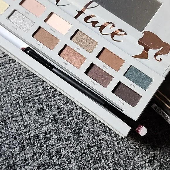 New Doll Face neutral Eye Shadow Palette - Picture 8 of 15
